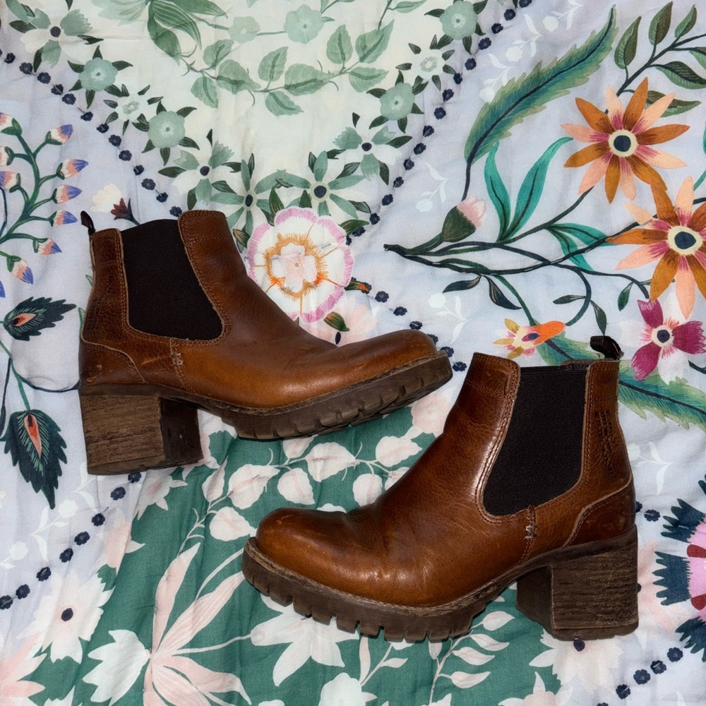 Brown leather ankle boots size 37 so probably 6.5 #ankleboots
